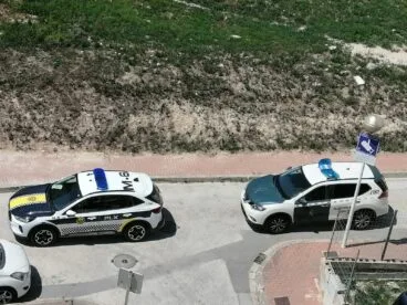 Vehículos de las fuerzas de seguridad en el lugar del suceso
