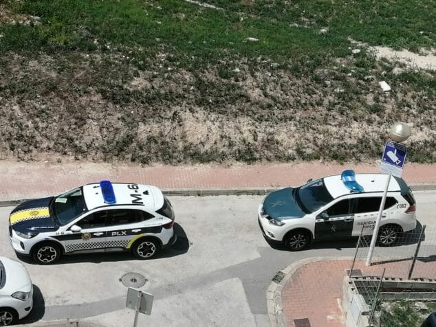 Imagen: Vehículos de las fuerzas de seguridad en el lugar del suceso
