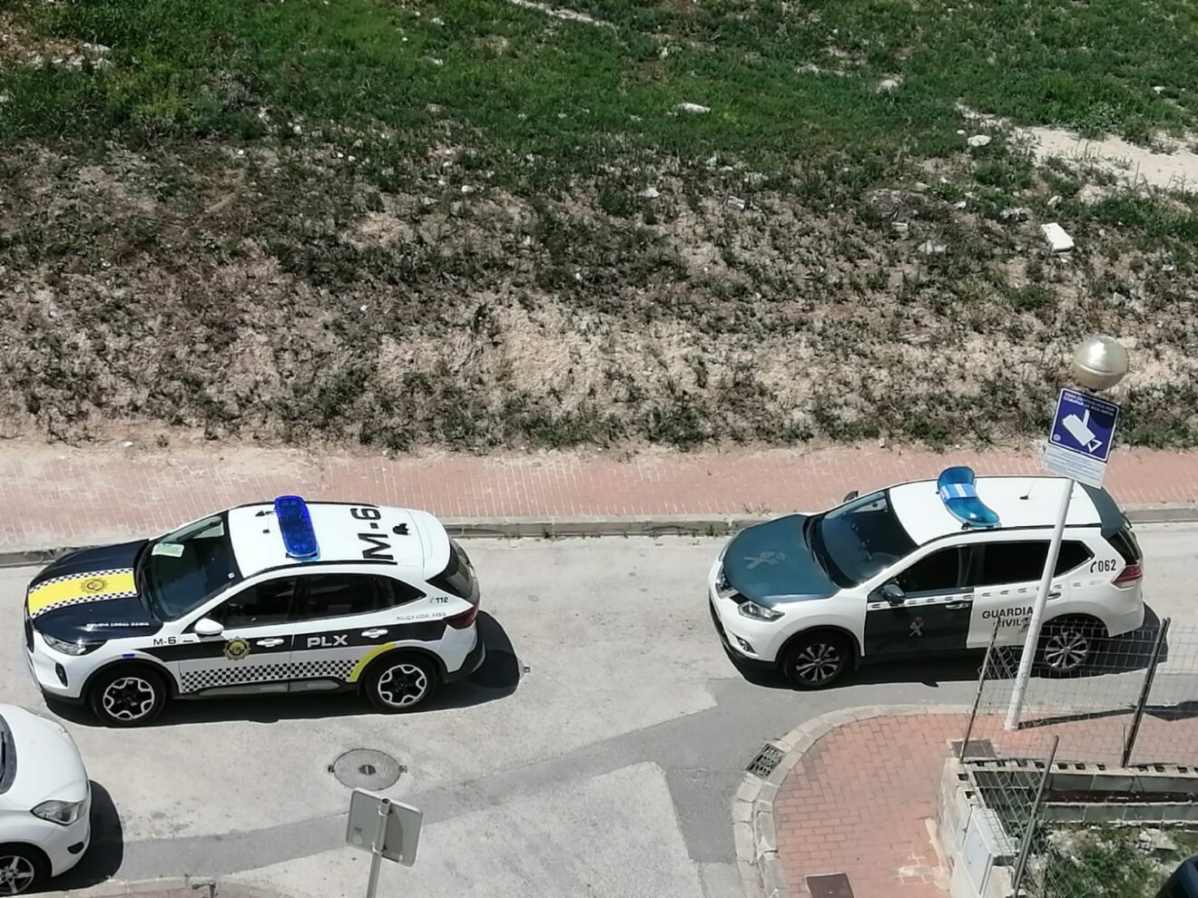 Vehículos de las fuerzas de seguridad en el lugar del suceso