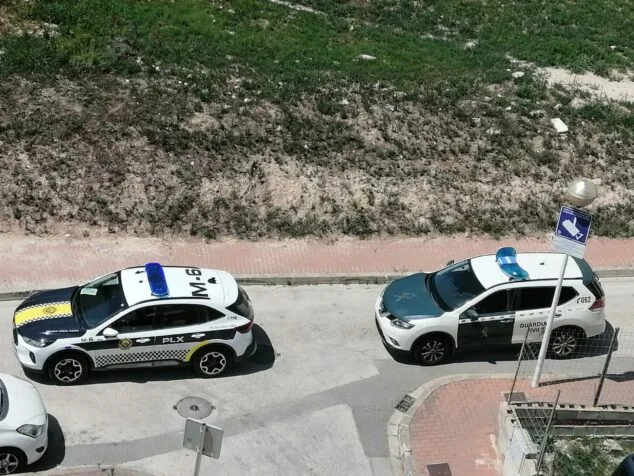 Imagen: Vehículos de las fuerzas de seguridad en el lugar del suceso
