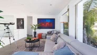 Villa moderna con tonos luminosos y vistas al mar