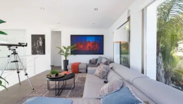 Villa moderna con tonos luminosos y vistas al mar