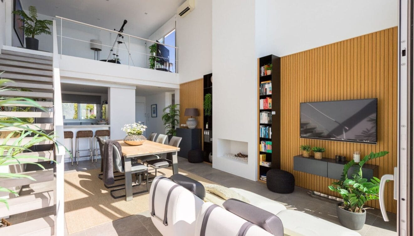 Villa moderna de lujo con grandes ventanales