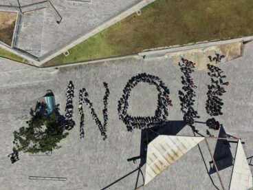 Vista aérea de los cerca de 300 escolares de Xàbia formando un «¡NO!» rotundo al acoso escolar