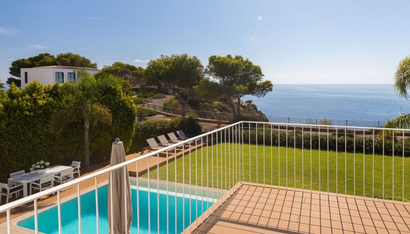 Vistas al mar desde la piscina