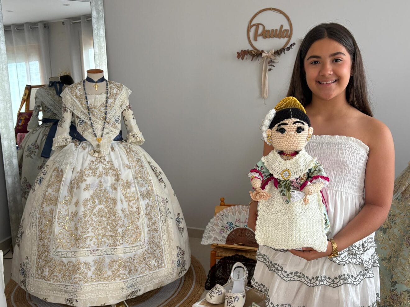 Paula Azorín junto a uno de sus trajes