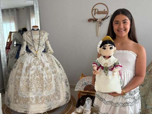 Imagen: Paula Azorín junto a uno de sus trajes