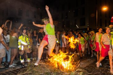 Una quinta saltando una de las hogueras