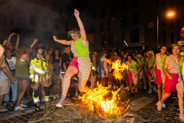 Imagen: Una quinta saltando una de las hogueras