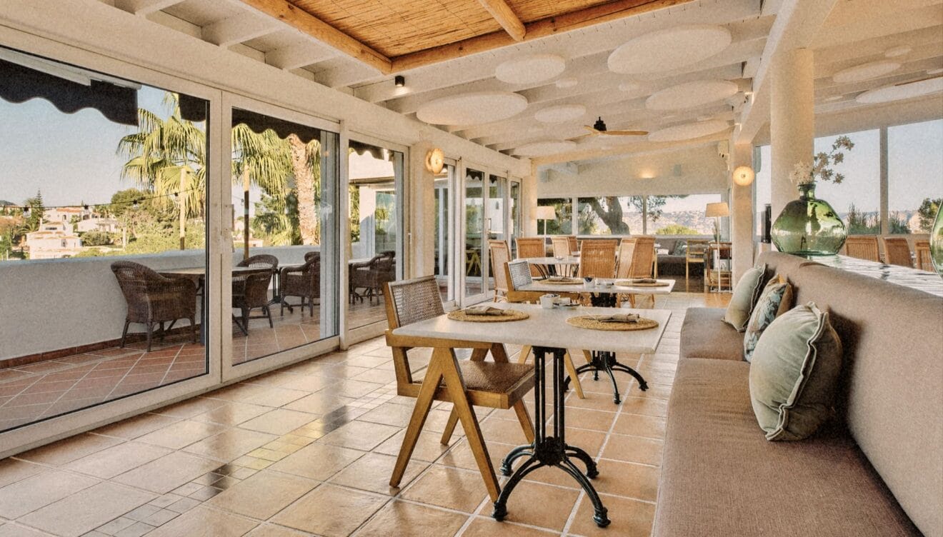 Zona de comedor con gran iluminación