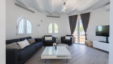Zona de estar amplia y confortable orientada hacia el paisaje costero
