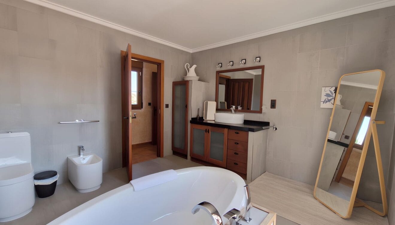4 cuartos de baño integrados y un aseo de cortesía independiente