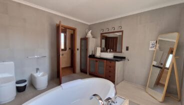4 cuartos de baño integrados y un aseo de cortesía independiente