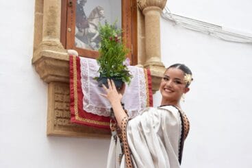 Abanderada mora en la ofrenda floral a Sant Jaume