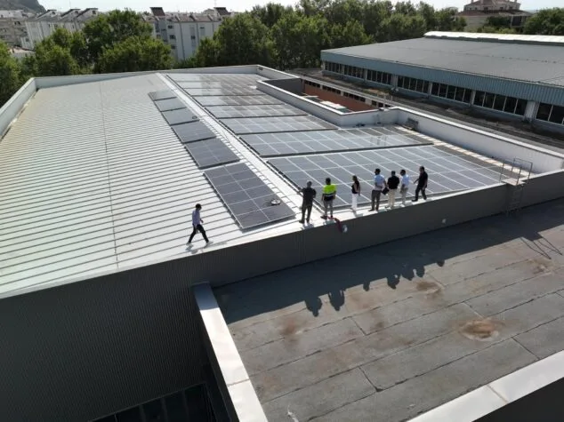 Imagen: Varias personas, incluida la alcaldesa Rosa Cardona, observan las placas solares en la cubierta de la piscina municipal de Xàbia.