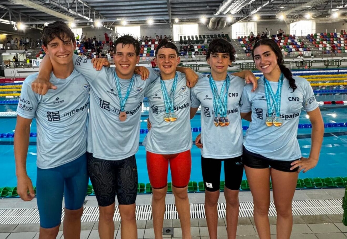 Alexandra Alapont y compañeros del Club Natació Dénia en el Autonómico