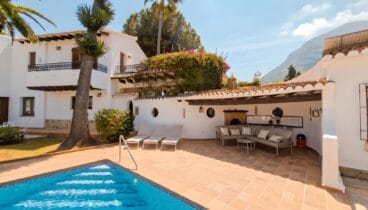 Amplia parcela privada con jardín de césped natural, palmeras y  piscina privada