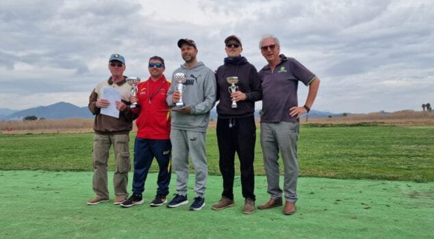 Imagen: Ángel con del primer trofeo conseguido en Pego en 2025