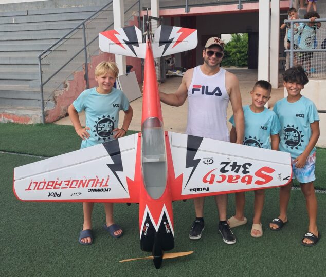 Imagen: Ángel con uno de los aviones junto a los niños del campus