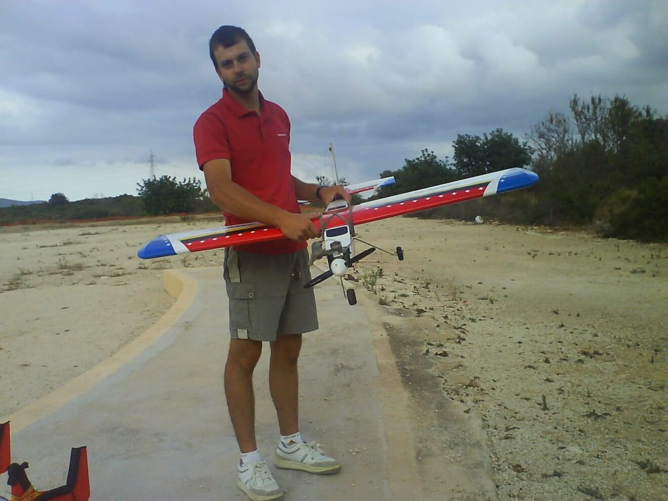Ángel en sus inicios con el aeromodelismo, año 2005
