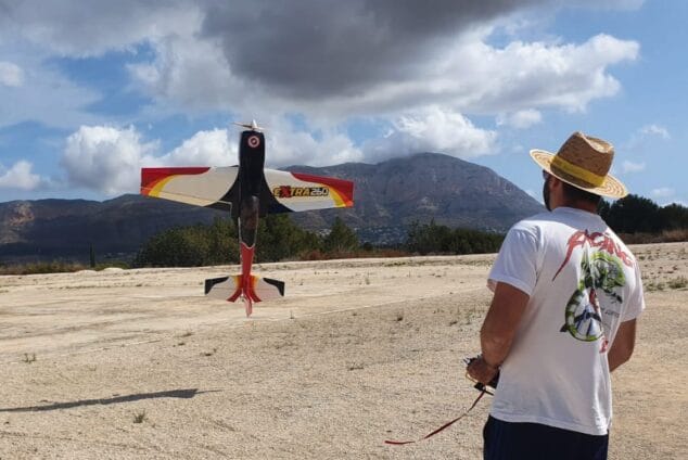 Imagen: Ángel Escales en 2020 pilotando un nuevo avión