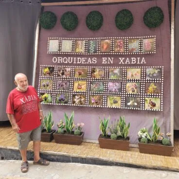 Angel Hernandez y el panel de orquídeas en Xàbia