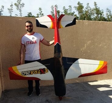 Ángel junto a uno de los aviones de competición
