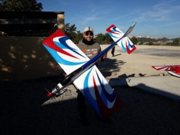 Ángel junto al avión en 2014