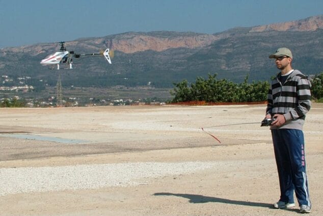 Imagen: Ángel pilotando un helicóptero en el Club de Gata de Gorgos en 2008