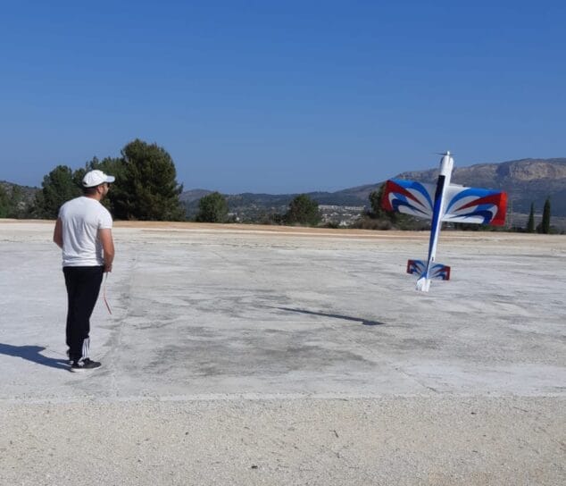 Imagen: Ángel pilotando uno de los aviones en 2014