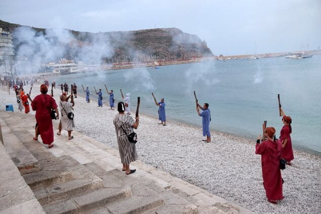Imagen: Arcabucería en el acto de Reconquista | Foto A.M.- Junta de Moros i Cristians