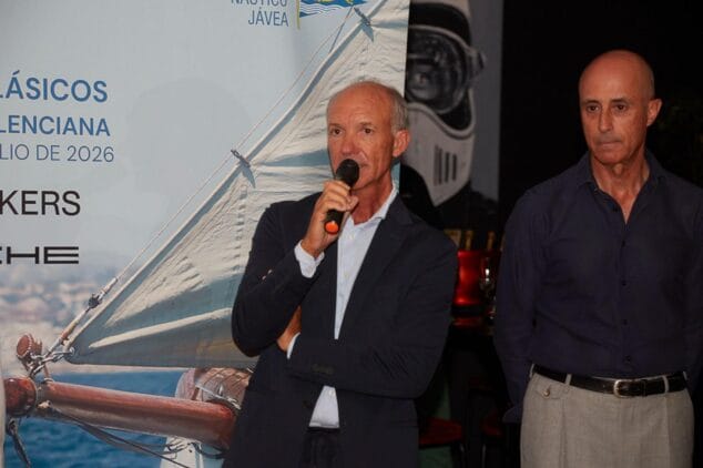Imagen: Arturo Miquel hablando con un micrófono durante la presentación de la Regata Clásicos.