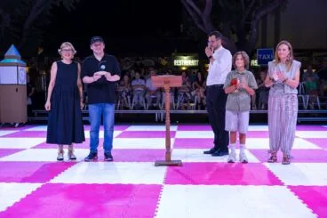 Autoridades en la entrega de detalle a los participantes del Ajedrez Viviente de Xàbia