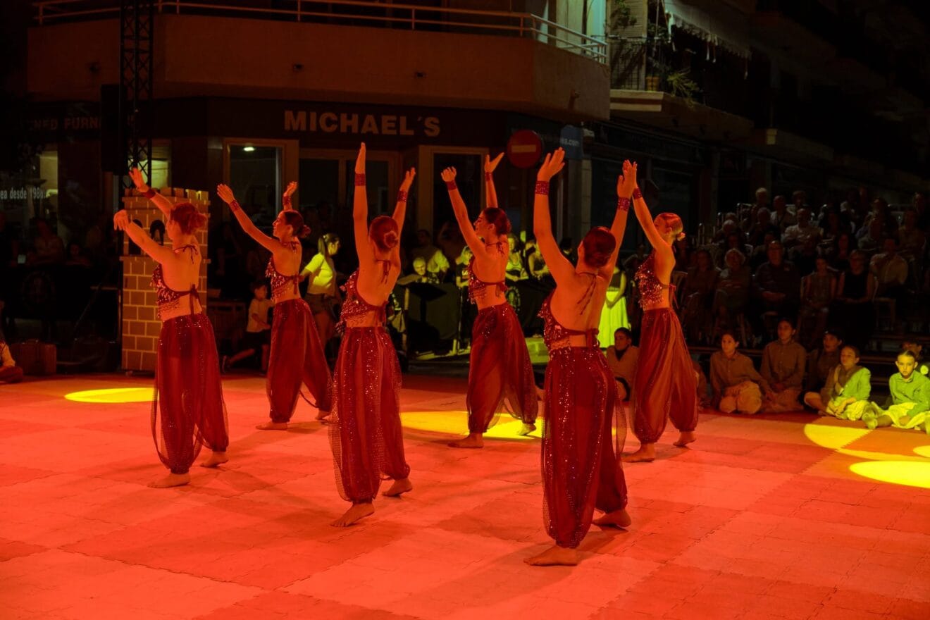 Ballet actuando en el Ajedrez Viviente