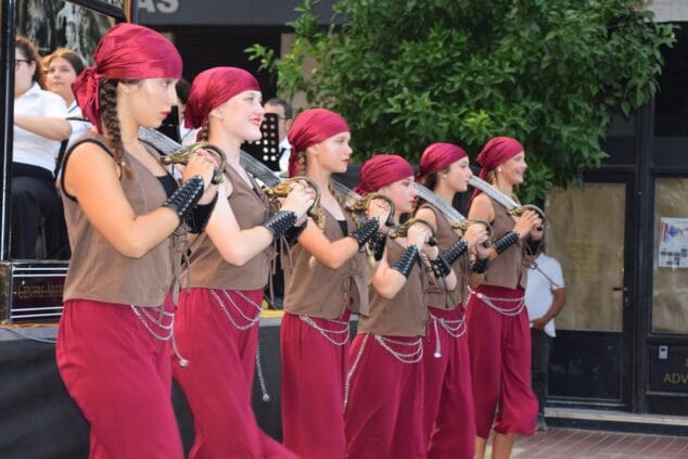 Imagen: Bailarinas de Endanza con trajes de pirata y espadas durante una coreografía en el concierto.