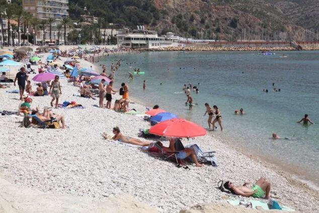 Imagen: Bañistas en la playa de la Grava de Xàbia