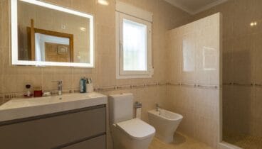 Baño moderno y equipado