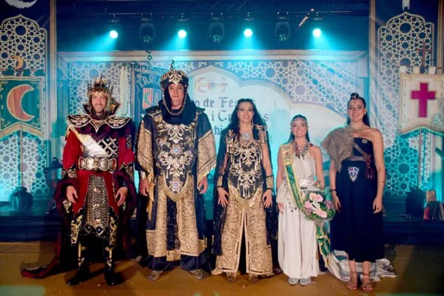 Imagen: Los Capitanes Moros y las Abanderadas de las fiestas de Moros i Cristians de Xàbia 2026 en el escenario.