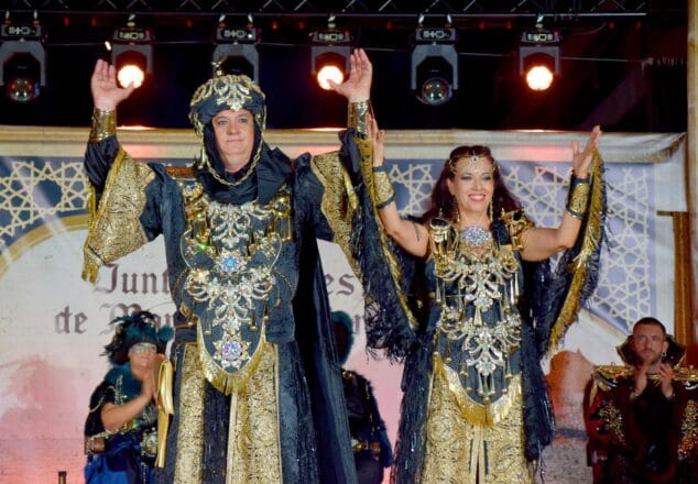 Imatge: Ángel José Mestre i Victoria Hernández, Capitans de la Filà Al-Tarik's, amb vestits moros a l'escenari.