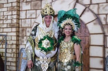 Capitanes Al-Tarik’s frente al castillo | Foto A.M. – Junta de Moros i Cristians Xàbia