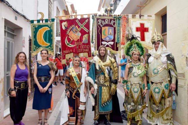 Imagen: Cargos de las Fiestas de Moros i Cristians Xàbia 2026 y autoridades | Foto A.M. - Junta MiC