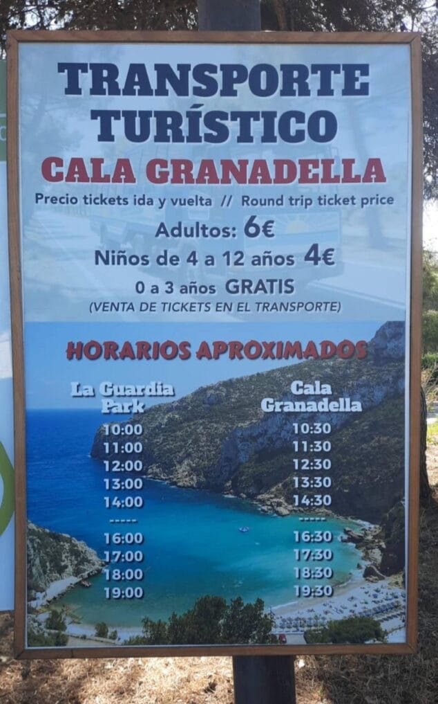 Imagen: Cartel con horarios, precios y ruta del transporte turístico a Cala Granadella.
