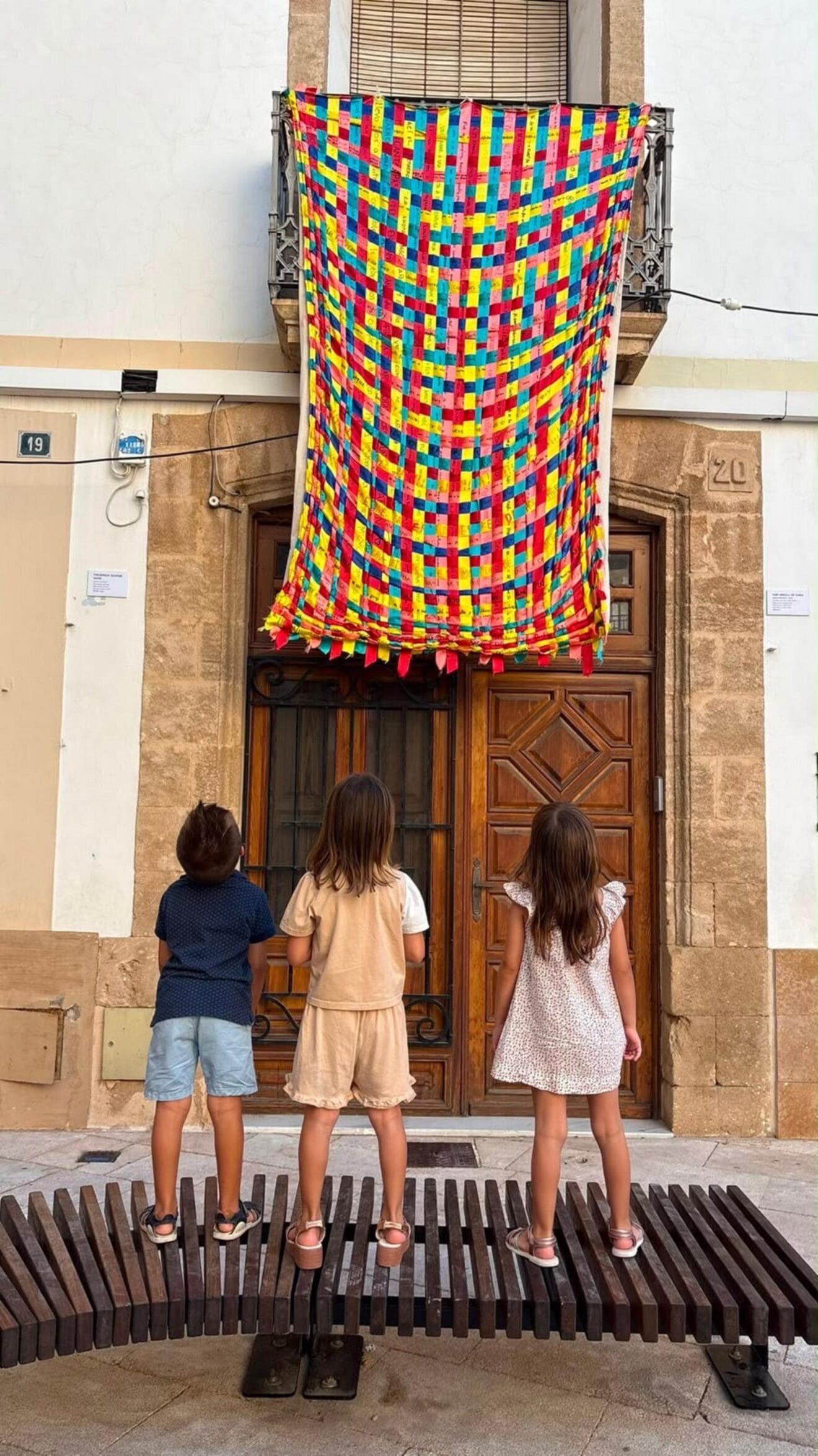 Alumnado de CEIP Graüll contempla su obra en L'Art al Vent