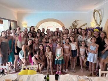 Foto de grupo en la celebración del 20º aniversario del Club Gimnàstica Rítmica Xàbia.