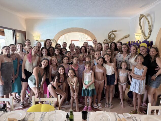 Imagen: Foto de grupo en la celebración del 20º aniversario del Club Gimnàstica Rítmica Xàbia.