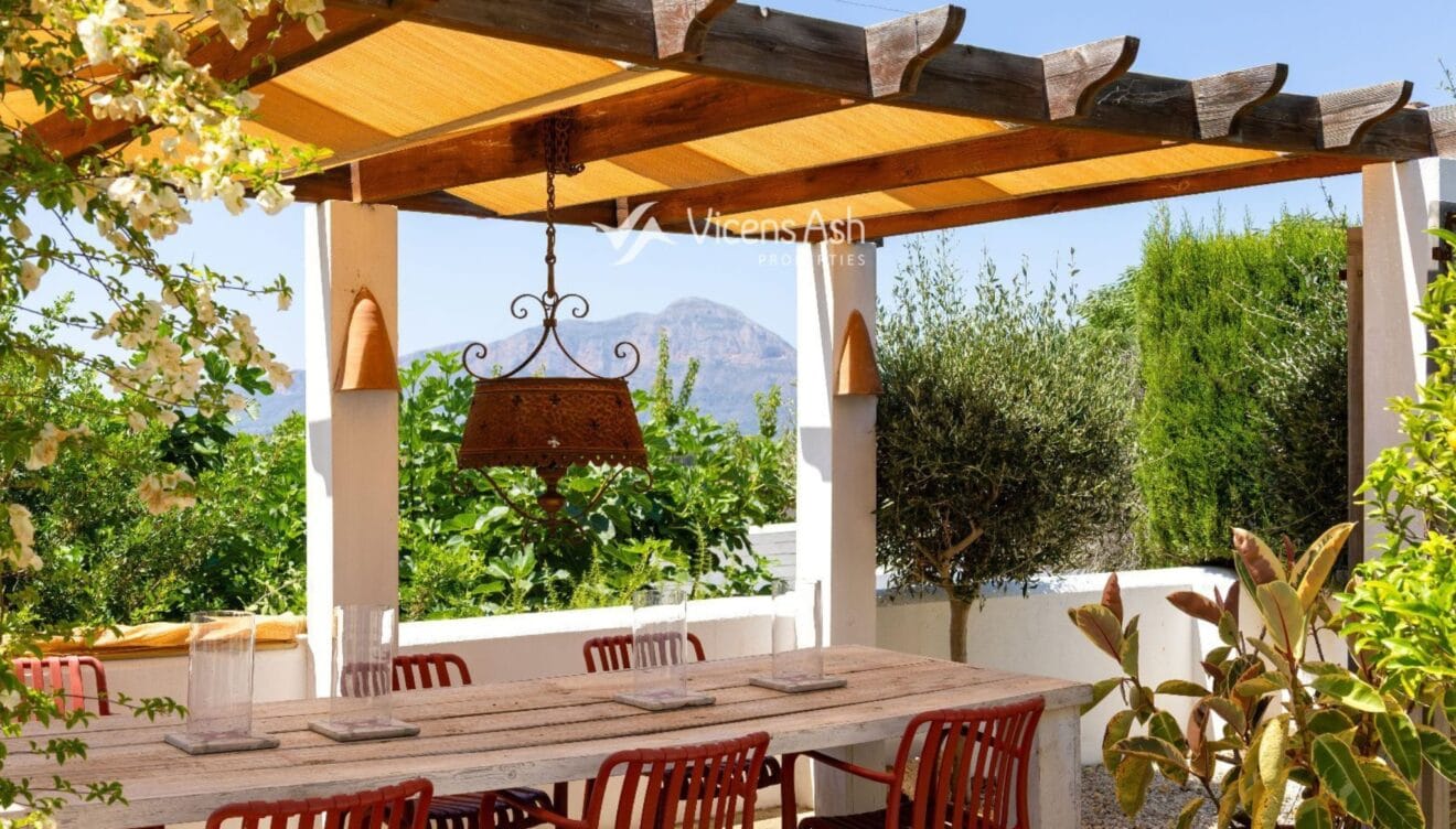 cocina de verano con barbacoa integrada