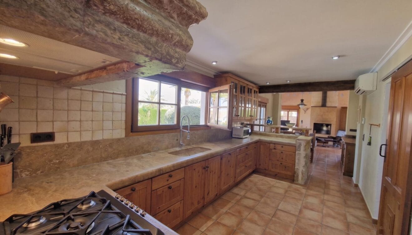 Cocina equipada con encimera de granito