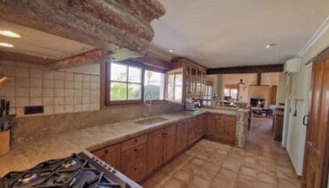 Cocina equipada con encimera de granito