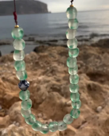 Collares y pulseras diseñados con cristal marino