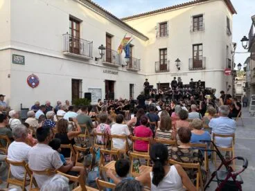Concierto al aire libre de la Orquesta Sinfónica de Xàbia en la Plaza Mayor de Benimantell llena de público.